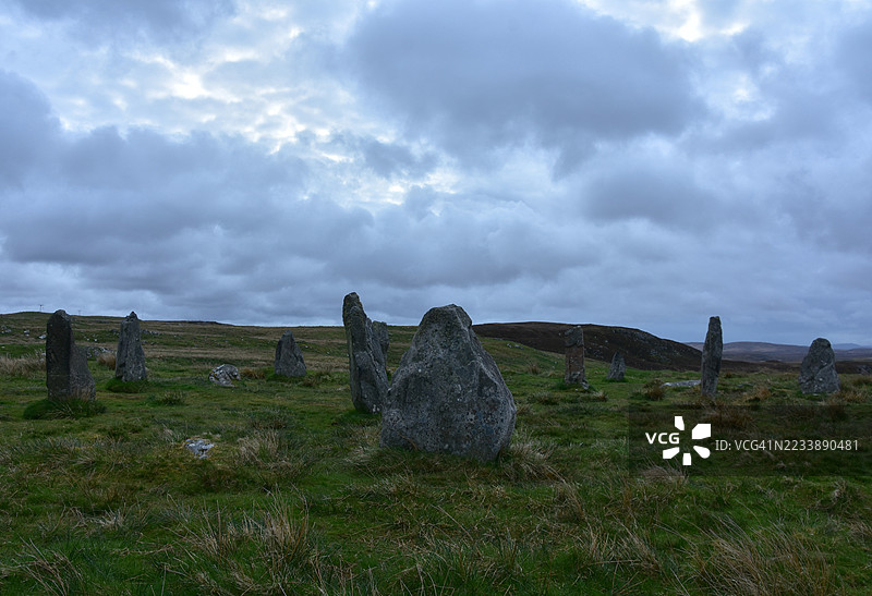阴云密布天空下的古代石圈，英国卡拉尼什图片素材