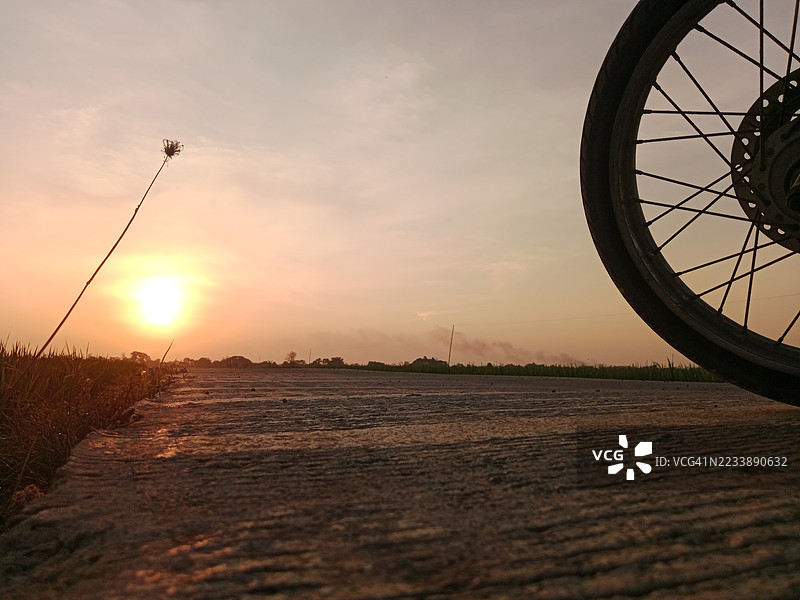 日落天空下的自行车轮廓图片素材