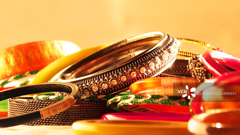 桌子上的彩色手镯和手链特写图片素材