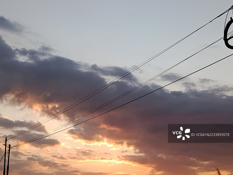 电力线的剪影映衬着戏剧性的日落天空图片素材