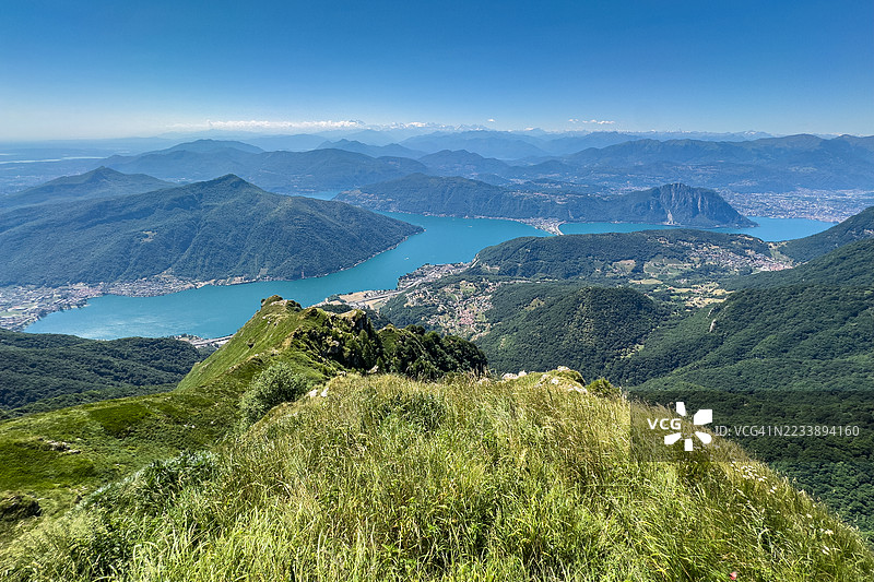 卢加诺湖的美丽景色，四周环绕着群山图片素材