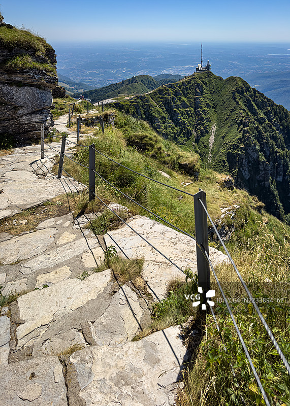 通往偏远无线电塔的风景山路图片素材