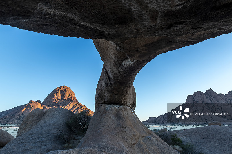 纳米比亚，日出时分，雄伟的岩石拱门构成壮丽的山景画面图片素材