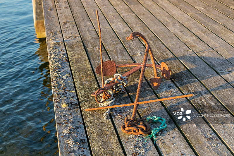 湖边木栈道上的生锈锚，芬兰图片素材
