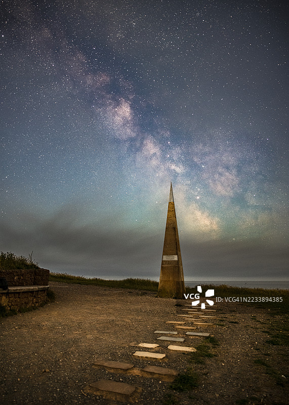 在埃克斯茅斯的地标针上方的银河系图片素材