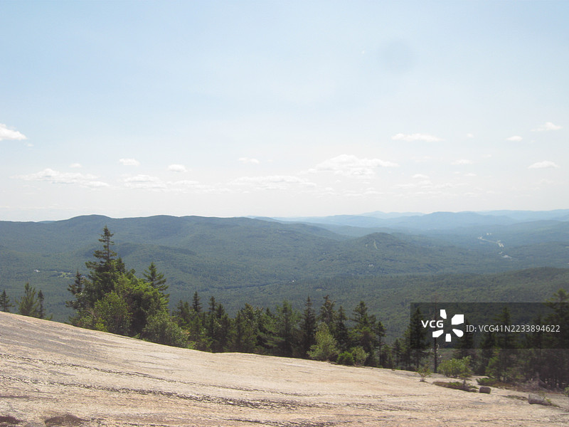 广阔的山景在晴朗的天空下图片素材