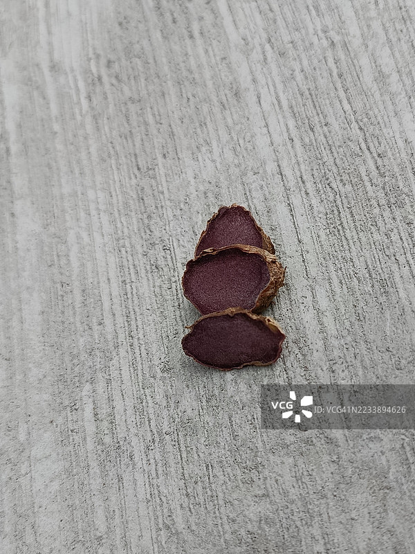 切片干叶在纹理表面上的特写图片素材