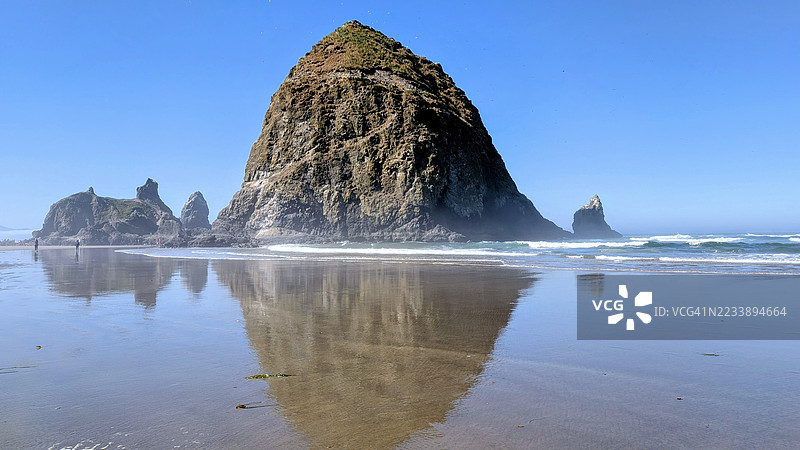 卡农海滩的干草堆岩在晴朗的蓝天下图片素材