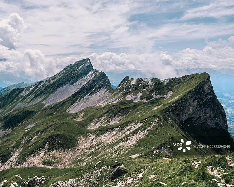 瑞士巴德拉加兹的雄伟山脉在多云的天空下图片素材