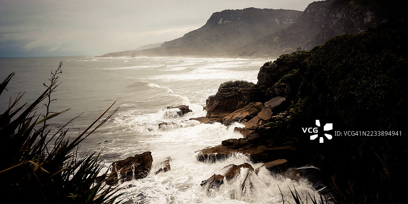 崎岖的海岸风景，海浪拍打岩石图片素材