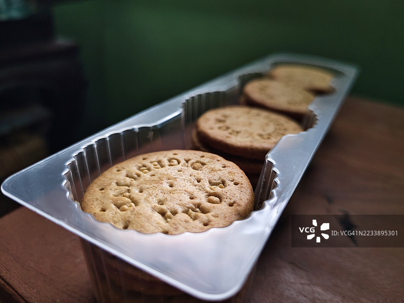 木桌上塑料托盘里的饼干特写图片素材