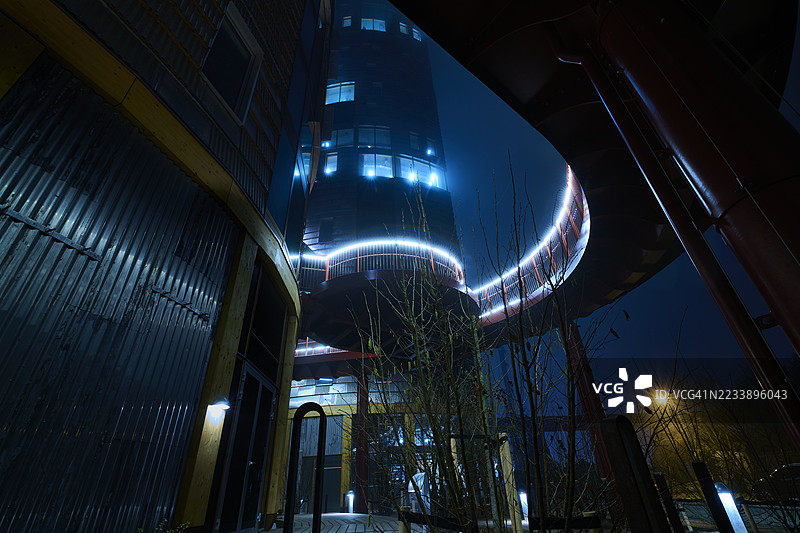 夜间照亮的现代建筑，丹麦奥胡斯C图片素材