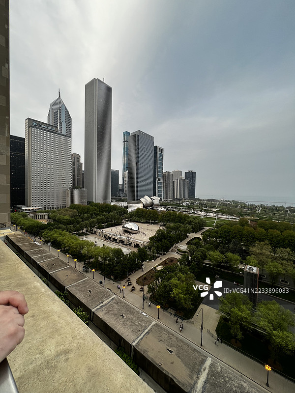 从屋顶看到的芝加哥天际线，下方是千禧公园图片素材