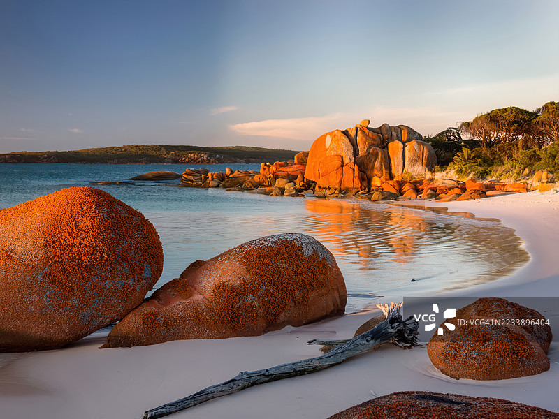 宁静的海滩与橙色岩石在日落时分，澳大利亚图片素材