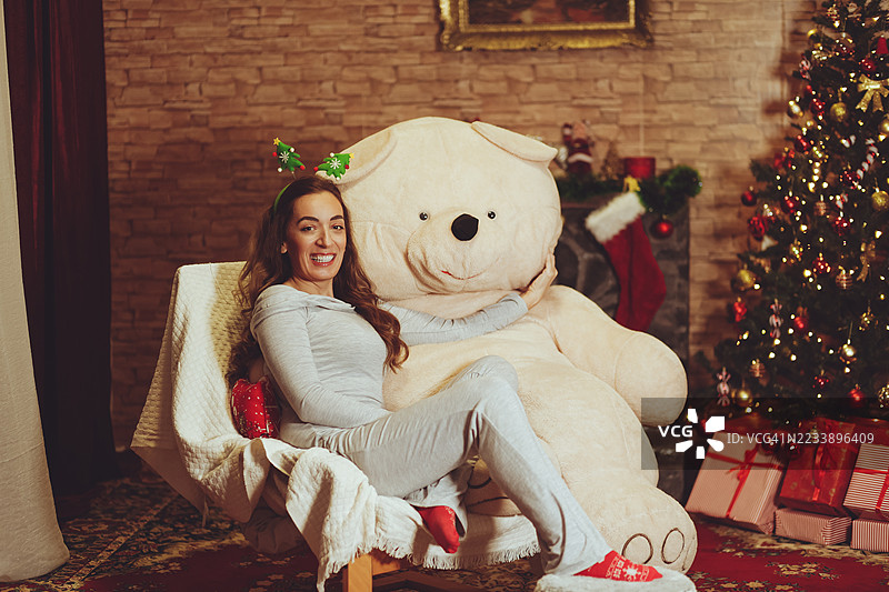 女人在圣诞假期期间使用笔记本电脑和手机图片素材