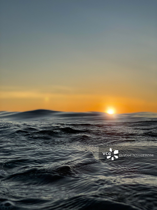 日落时分的宁静海浪，越南归仁图片素材