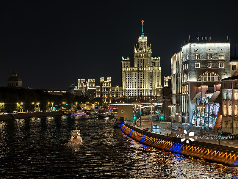 莫斯科河夜景与七姐妹之一的斯大林式摩天大楼，俄罗斯莫斯科图片素材