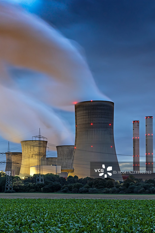 煤炭发电厂的烟囱在蓝色时刻冒烟图片素材