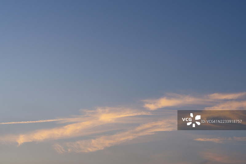 日出时的玫瑰色云彩图片素材