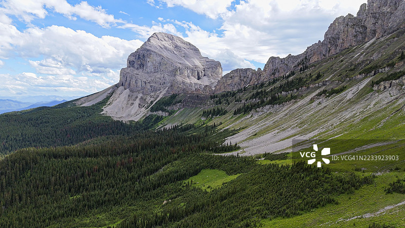 加拿大落基山脉的山峰和高山草甸的鸟瞰图图片素材