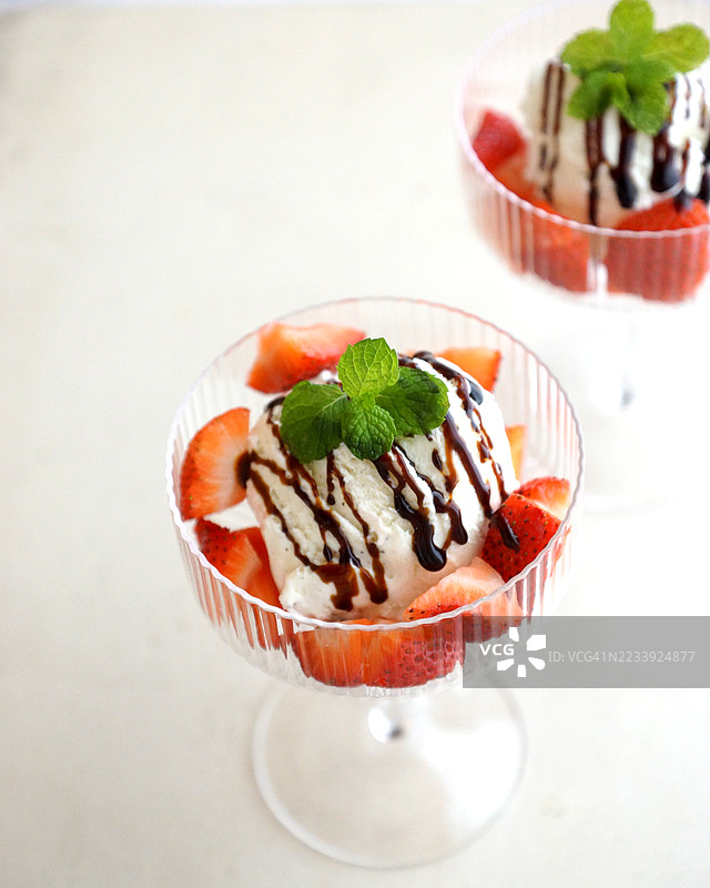 香草冰淇淋配草莓、巧克力酱和薄荷，盛在杯子里图片素材