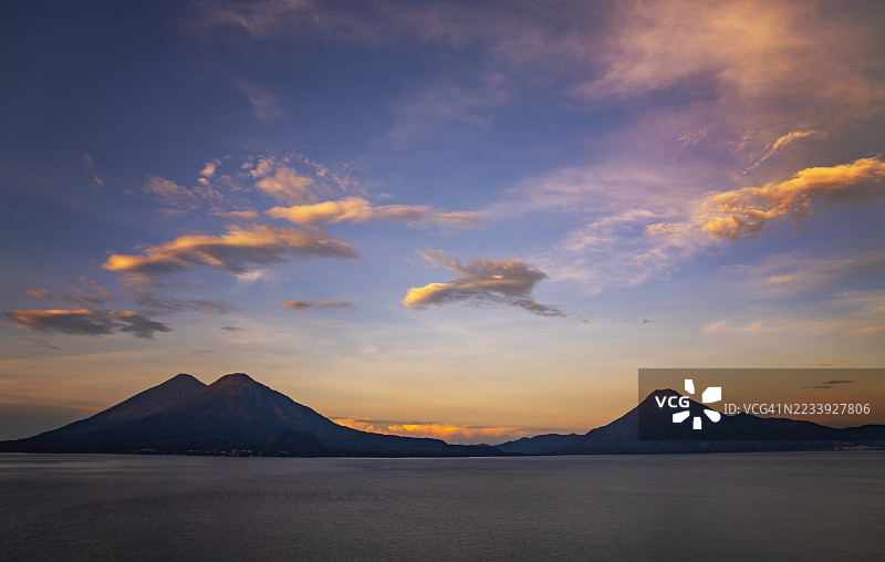危地马拉阿蒂特兰湖及周围火山的日出图片素材