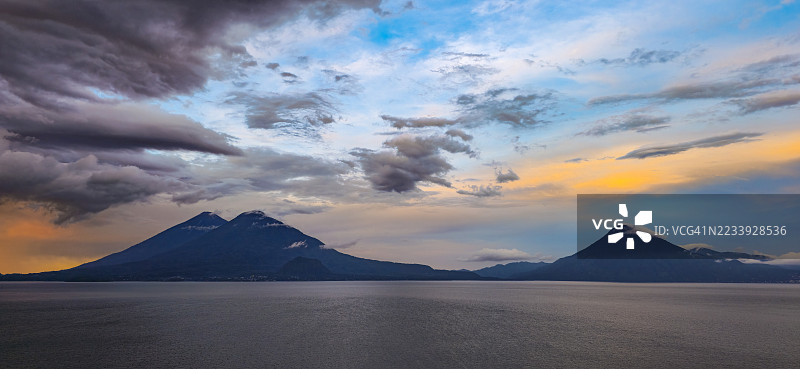 危地马拉阿蒂特兰湖及周围火山的日出图片素材