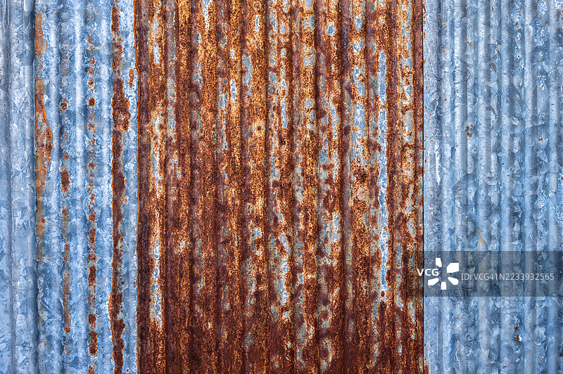 一块旧的生锈金属屋顶，具有纹理和背景。图片素材