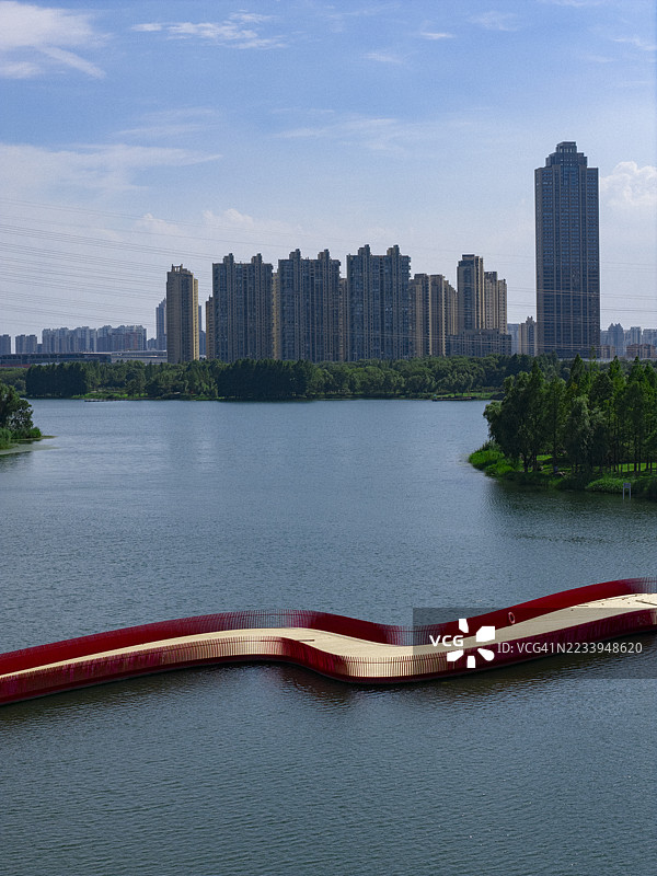 湖上的红色道路图片素材