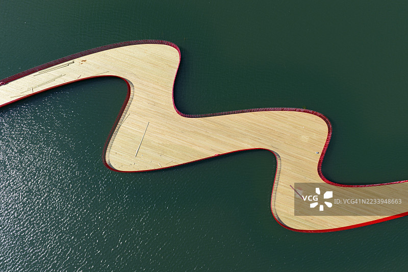 湖上的红色道路图片素材