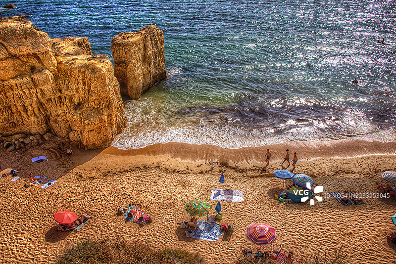 阿尔布费拉的城堡海滩，悬崖上的浴客，葡萄牙阿尔加维 – 2023年8月19日图片素材