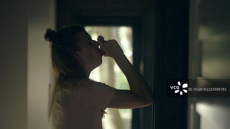 女孩坐在黑暗的房间里，经历心理崩溃——抑郁。图片素材