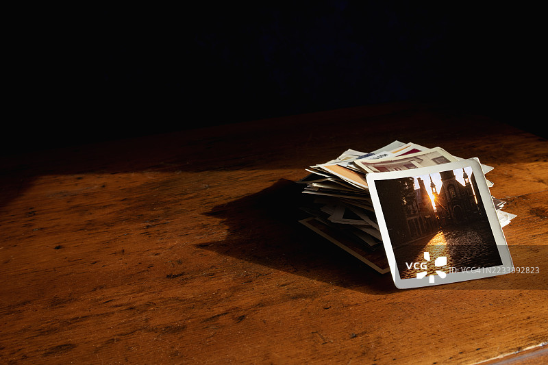 窗边桌子上的一堆复古照片图片素材