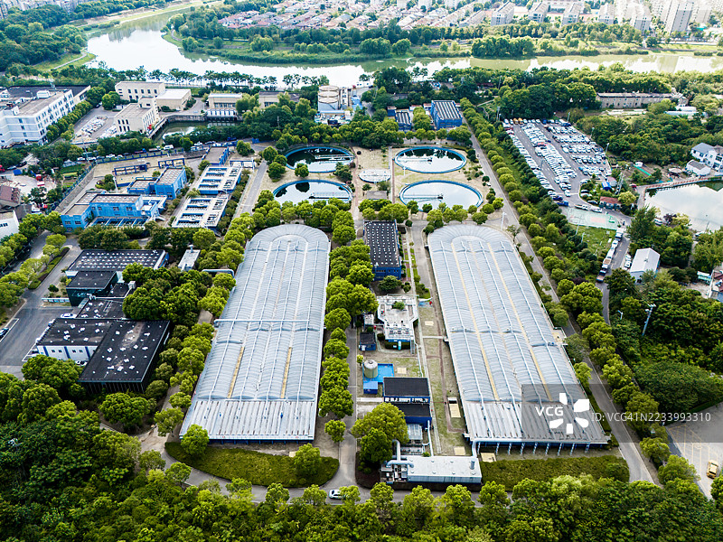 现代污水处理厂的净化池航拍照片图片素材