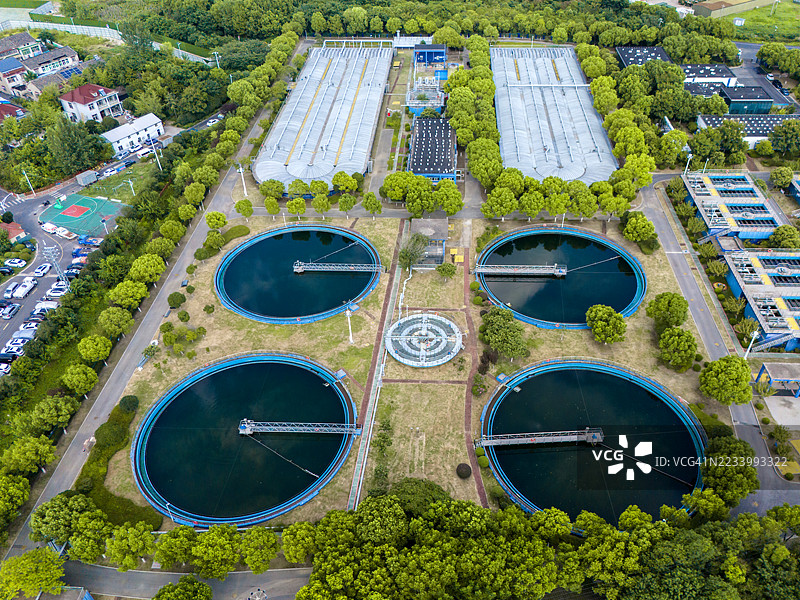 现代污水处理厂的净化池航拍照片图片素材