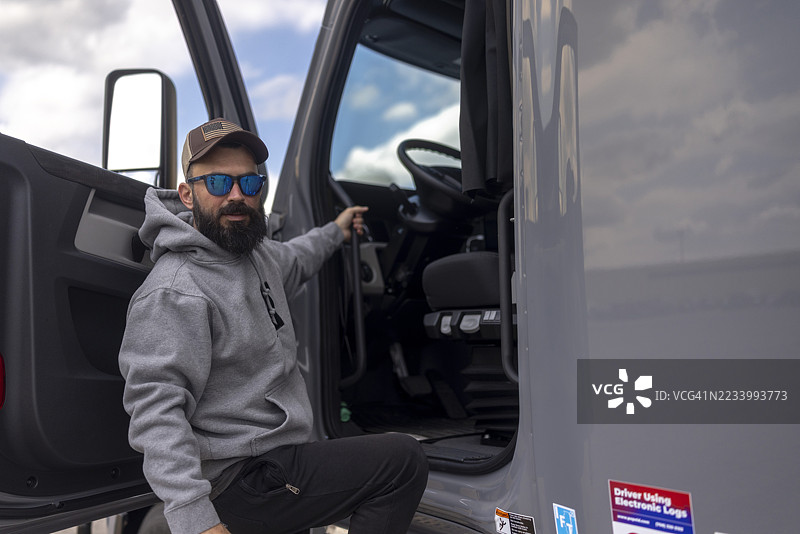 自信的男性卡车司机穿着休闲服装图片素材