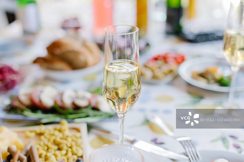装饰餐桌上的优雅香槟杯与美食图片素材