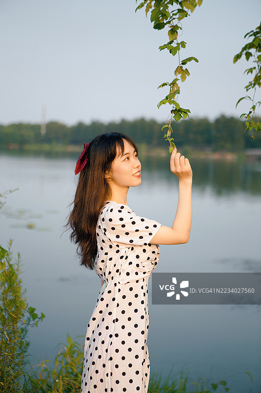 美丽的女孩在公园里感受大自然图片素材