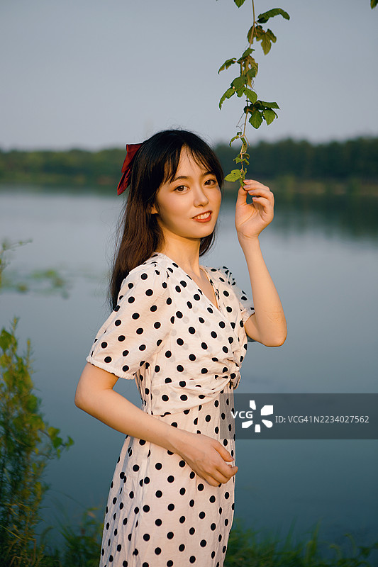 美丽的女孩在公园中感受大自然图片素材