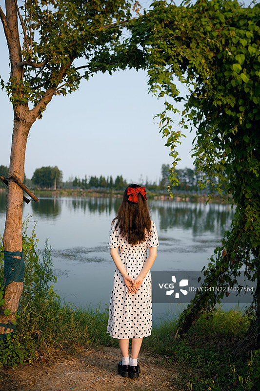 美丽的女孩在公园里感受大自然图片素材