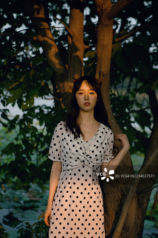 美丽的女孩在公园中感受大自然图片素材