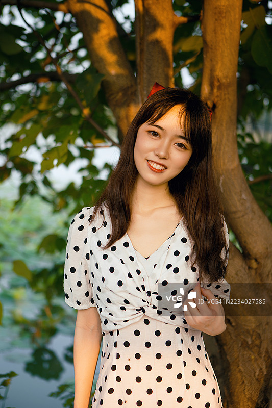 美丽的女孩在公园里感受大自然图片素材