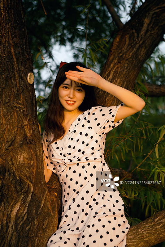 美丽的女孩在公园里感受大自然图片素材