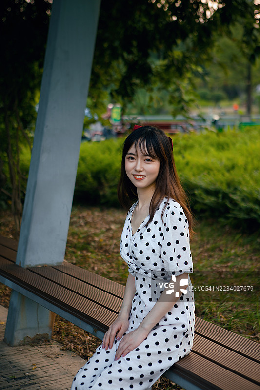 美丽的女孩在公园里感受大自然图片素材