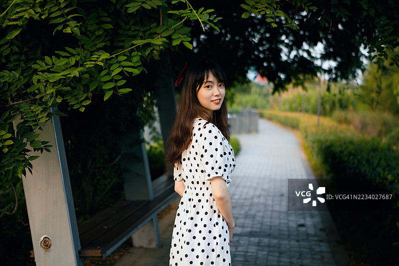 美丽的女孩在公园里感受大自然图片素材