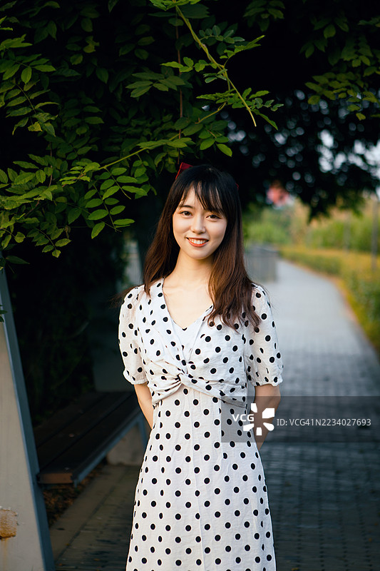 美丽的女孩在公园里感受大自然图片素材