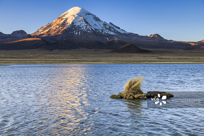 玻利维亚高原上的萨哈马火山图片素材