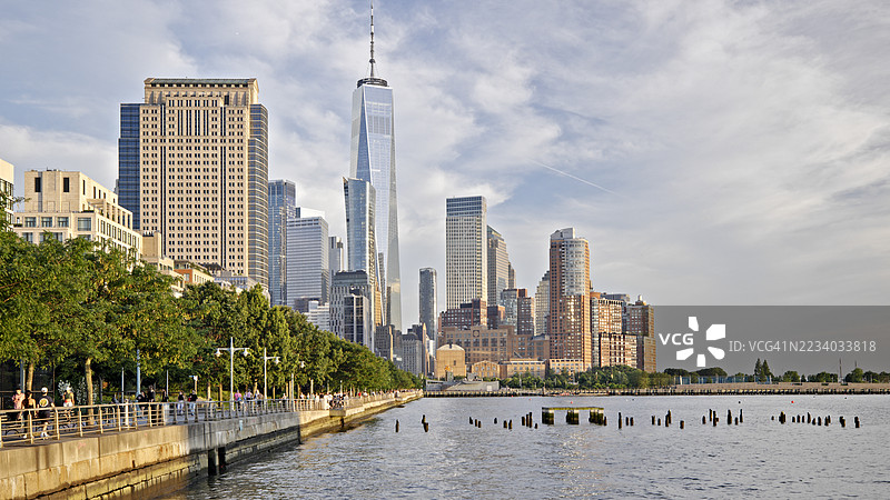 哈德逊河畔的世贸中心一号，木桩和滨水步道，纽约，纽约州，美国。图片素材