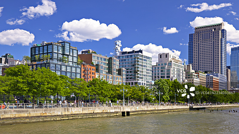 曼哈顿纽约市的现代建筑与城市生态场景中的树木图片素材