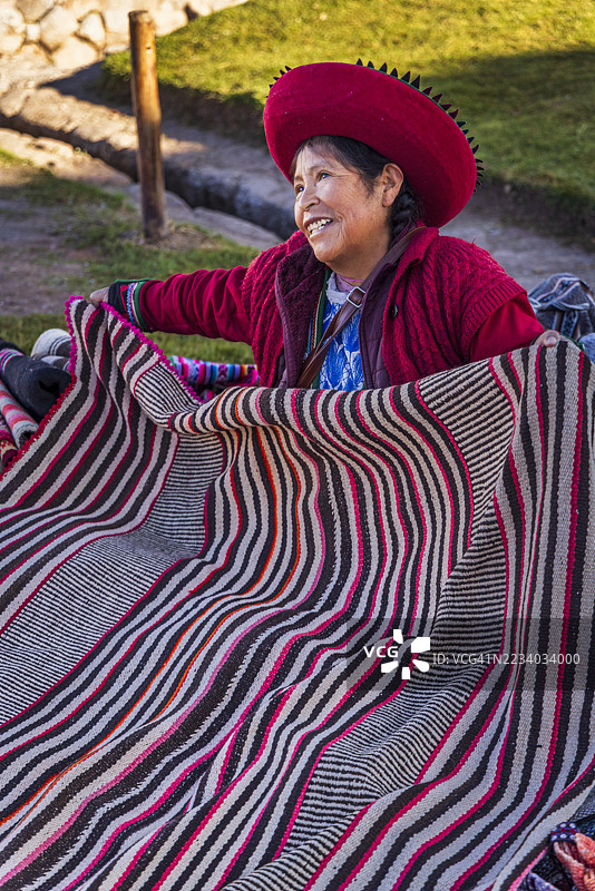 秘鲁女子在印加遗址出售纪念品，圣谷，秘鲁图片素材